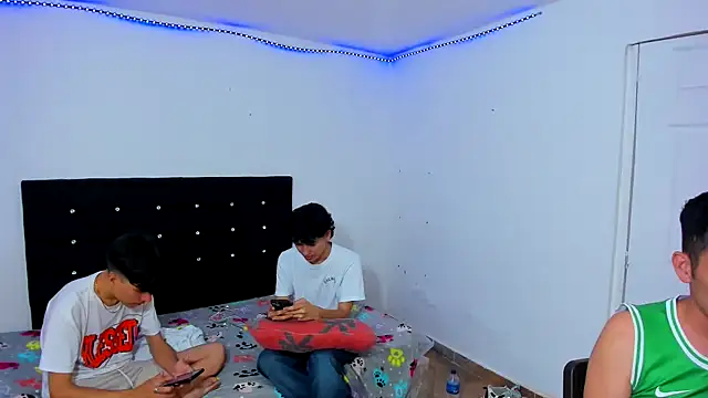 Snapshot of Alexander_and_Xiao chatting on 1, 3, 2025 Alexander and Xiao online show from 1, 3, 2025