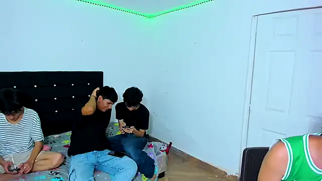 Snapshot of Alexander_and_Xiao chatting on 4, 3, 2025 Alexander and Xiao online show from 4, 3, 2025