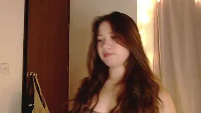 Snapshot of Roxie-Summers11 chatting on 8, 8, 2026 Roxie-Summers11 online show from 8, 8, 2026