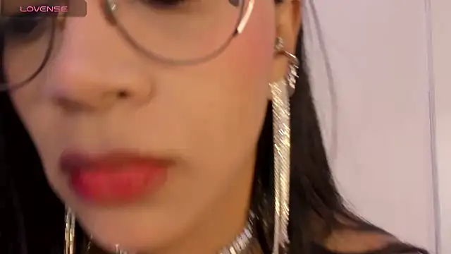 SamanthaFerrer   online show from 8, 2, 2025