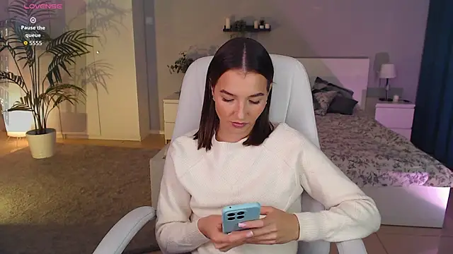 Bellla Haddid online show from 13, 9, 2025