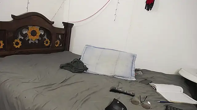 DominaLeona online show from 5, 3, 2025