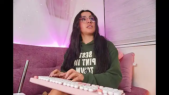 leila petitee  online show from 23, 11, 2025