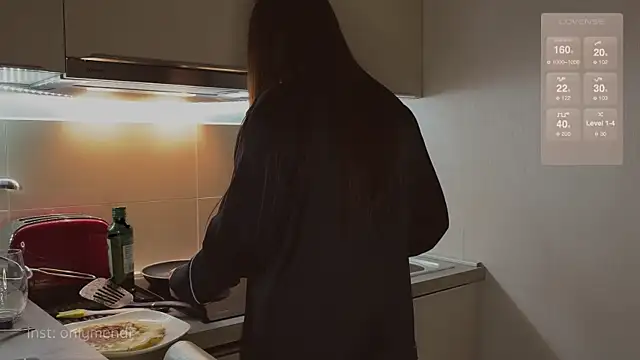 Snapshot of MENNDI chatting on 7, 12, 2024 MENNDI online show from 7, 12, 2024