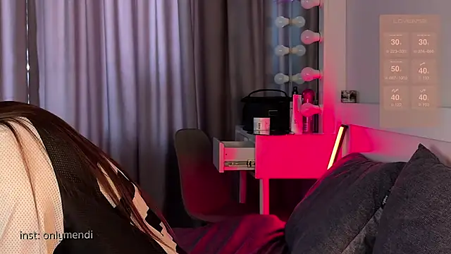 Snapshot of MENNDI chatting on 12, 2, 2025 MENNDI online show from 12, 2, 2025