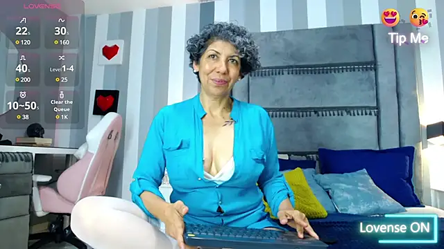 Snapshot of Julianewell chatting on 3, 2, 2025 Julianewell online show from 3, 2, 2025