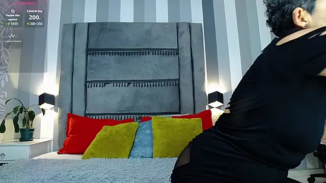 Snapshot of Julianewell chatting on 10, 10, 2025 Julianewell online show from 10, 10, 2025