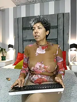 Snapshot of Julianewell chatting on 25, 11, 2025 Julianewell online show from 25, 11, 2025