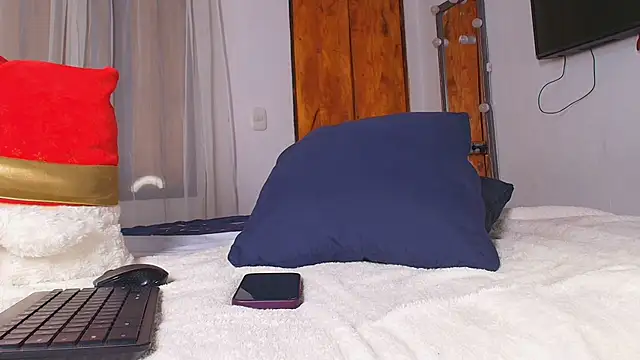 Snapshot of Isa_bonnet chatting on 4, 12, 2025 Isa bonnet online show from 4, 12, 2025