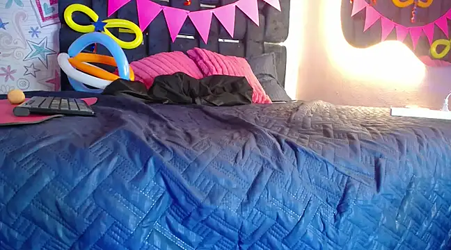 Snapshot of KOURTNEY-- chatting on 1, 3, 2025 KOURTNEY-- online show from 1, 3, 2025