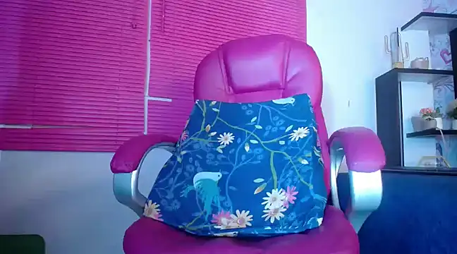 Snapshot of KOURTNEY-- chatting on 9, 3, 2025 KOURTNEY-- online show from 9, 3, 2025