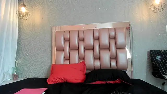 Snapshot of KOURTNEY-- chatting on 7, 11, 2025 KOURTNEY-- online show from 7, 11, 2025