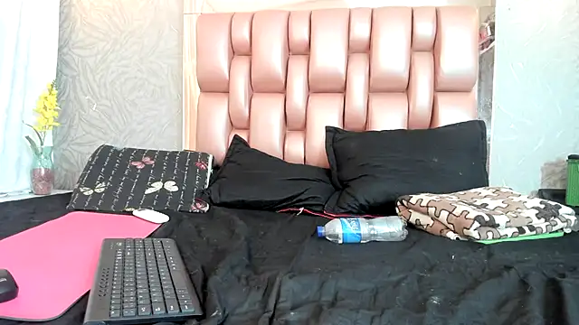 Snapshot of KOURTNEY-- chatting on 13, 11, 2025 KOURTNEY-- online show from 13, 11, 2025