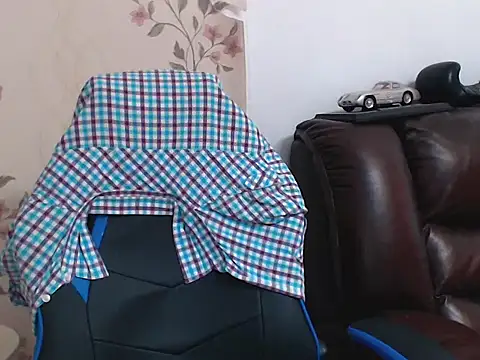 Snapshot of Leo_1617 chatting on 5, 4, 2026 Leo 1617 online show from 5, 4, 2026