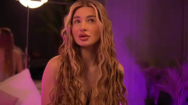 AvaShayy online show from 4, 3, 2025