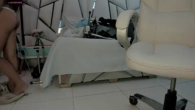 Victoriaa millers online show from 23, 4, 2026