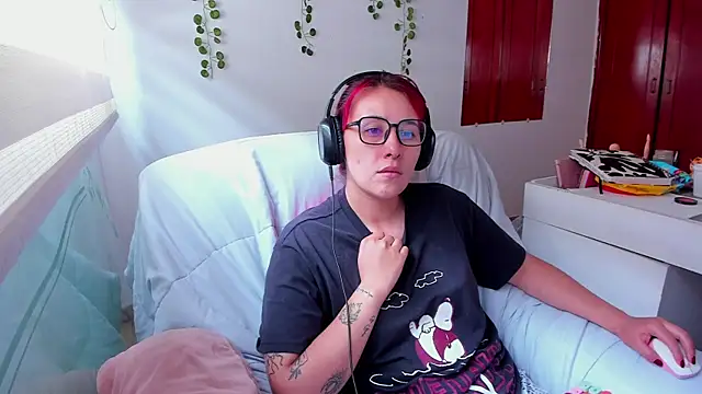 bonnie moon  online show from 27, 9, 2025