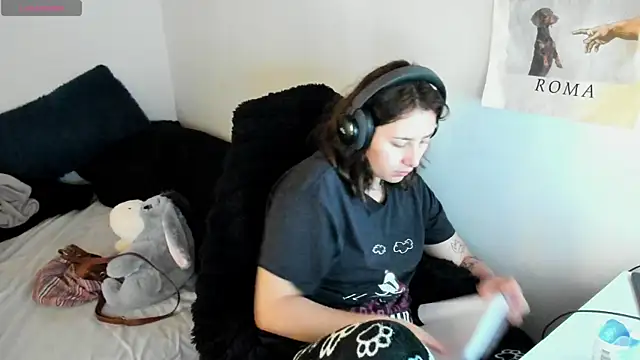 bonnie moon  online show from 23, 4, 2026