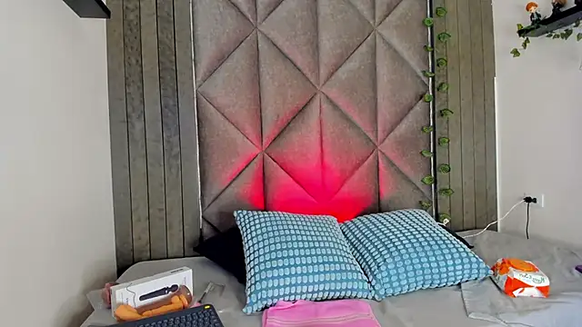 BriaConner  online show from 13, 2, 2026