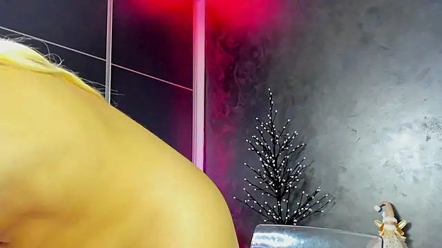 Snapshot of glossy_blondegirl chatting on 3, 12, 2025 glossy blondegirl online show from 3, 12, 2025