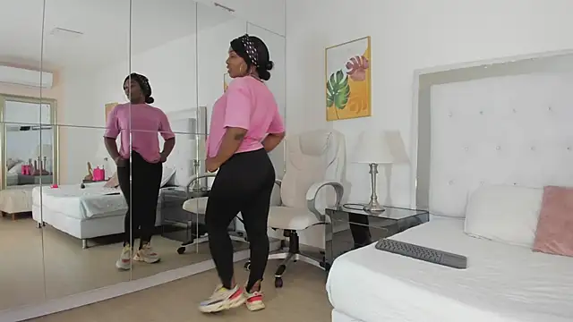 Isla Scott online show from 24, 4, 2026