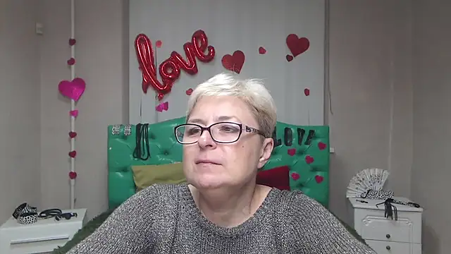 Snapshot of EmiliaGree chatting on 8, 10, 2025 EmiliaGree online show from 8, 10, 2025