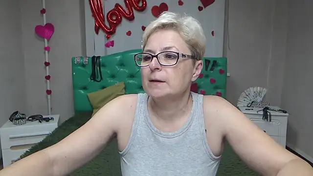 Snapshot of EmiliaGree chatting on 12, 10, 2025 EmiliaGree online show from 12, 10, 2025