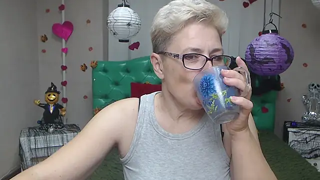 Snapshot of EmiliaGree chatting on 11, 11, 2025 EmiliaGree online show from 11, 11, 2025