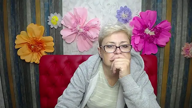 Snapshot of EmiliaGree chatting on 5, 12, 2025 EmiliaGree online show from 5, 12, 2025