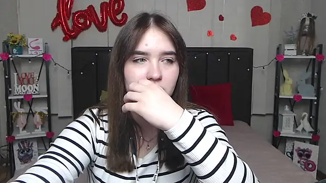 Snapshot of LauraHlot chatting on 8, 3, 2025 LauraHlot online show from 8, 3, 2025