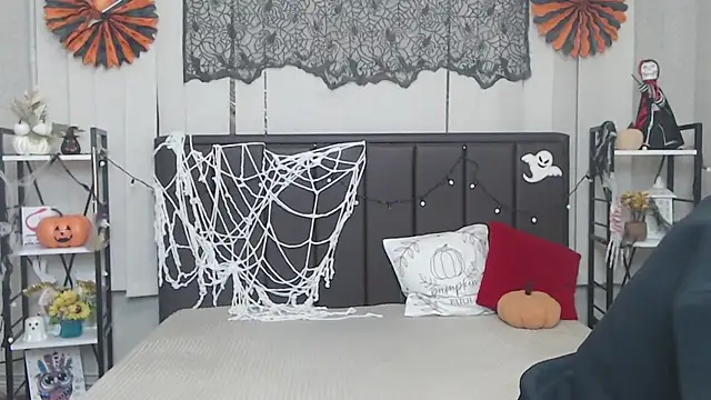 Snapshot of LauraHlot chatting on 28, 10, 2025 LauraHlot online show from 28, 10, 2025