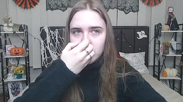 Snapshot of LauraHlot chatting on 9, 11, 2025 LauraHlot online show from 9, 11, 2025