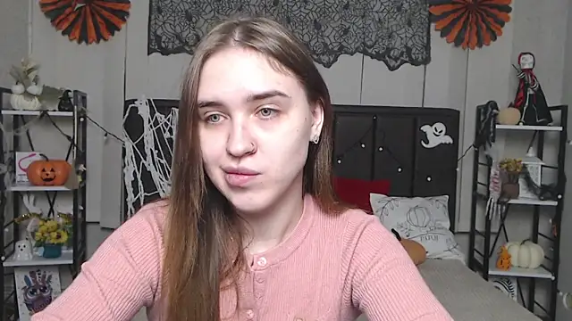 Snapshot of LauraHlot chatting on 14, 11, 2025 LauraHlot online show from 14, 11, 2025