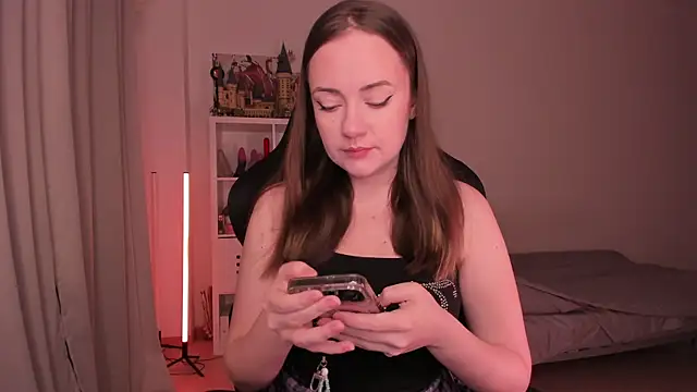 WalkingGirl online show from 4, 2, 2025