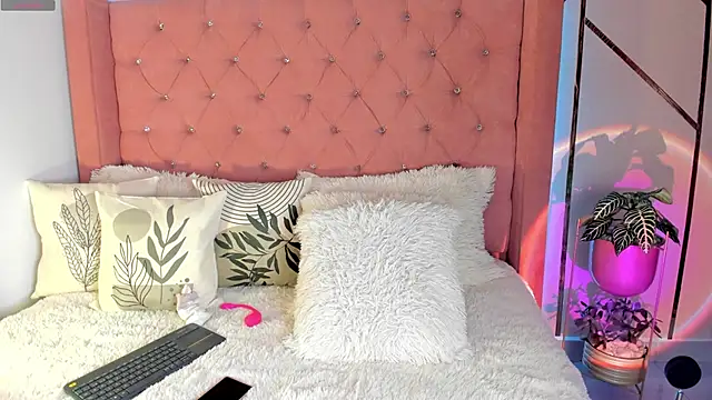 Snapshot of foxxxmegan chatting on 12, 3, 2025 foxxxmegan online show from 12, 3, 2025