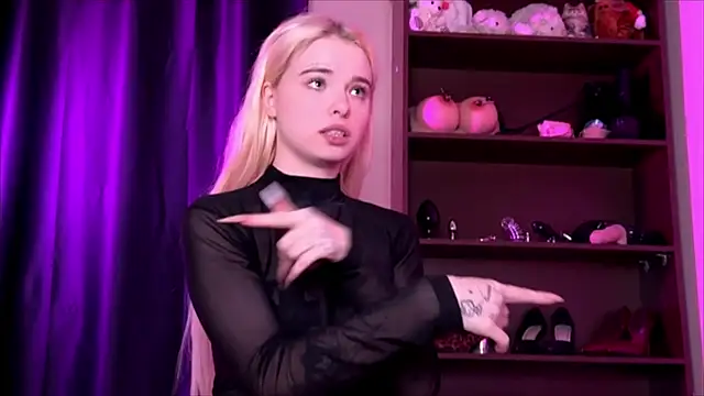 Snapshot of MisssLola chatting on 5, 1, 2025 MisssLola online show from 5, 1, 2025