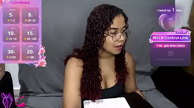 VitoriaFernandes online show from 12, 1, 2025