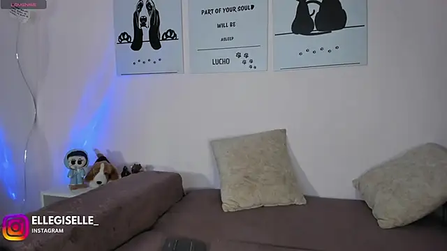 Snapshot of ElleGisellee chatting on 14, 10, 2025 ElleGisellee online show from 14, 10, 2025