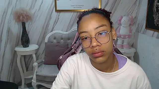 Snapshot of Violeth_b chatting on 18, 2, 2025 Violeth b online show from 18, 2, 2025