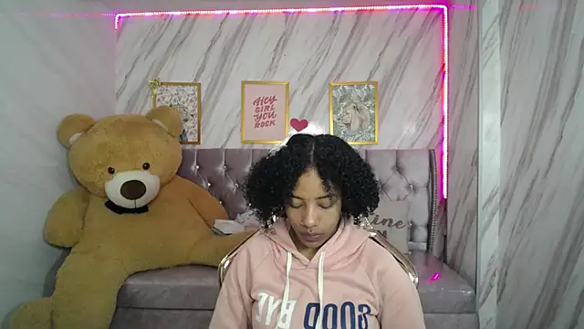 Snapshot of Violeth_b chatting on 19, 9, 2025 Violeth b online show from 19, 9, 2025