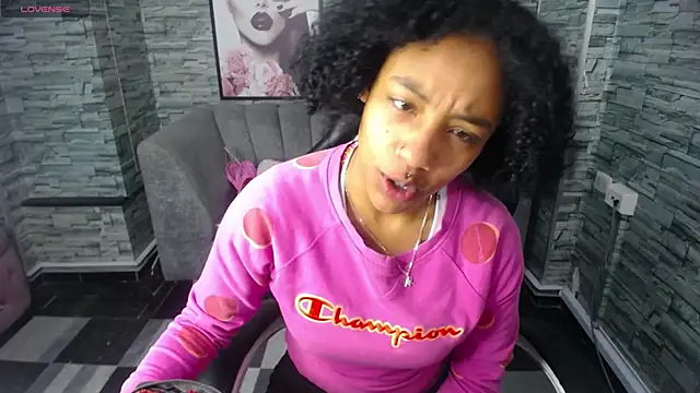 Snapshot of Violeth_b chatting on 2, 10, 2025 Violeth b online show from 2, 10, 2025