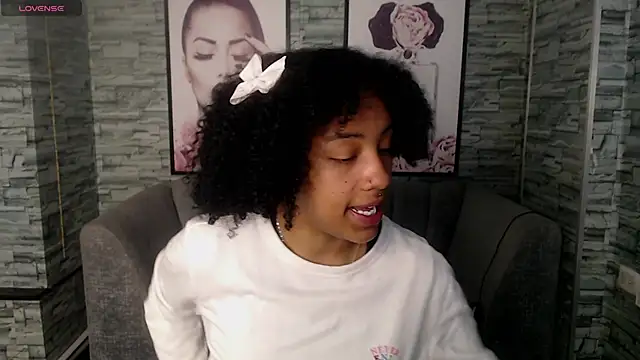 Snapshot of Violeth_b chatting on 3, 10, 2025 Violeth b online show from 3, 10, 2025