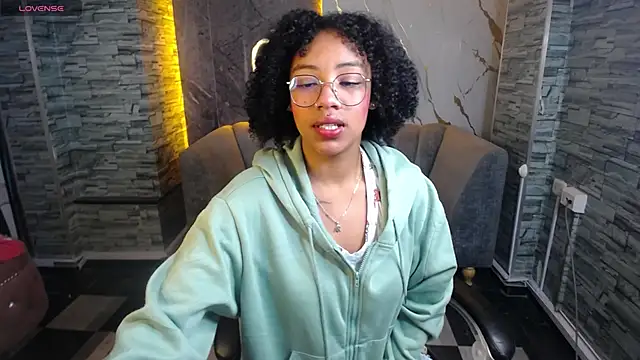 Snapshot of Violeth_b chatting on 9, 10, 2025 Violeth b online show from 9, 10, 2025