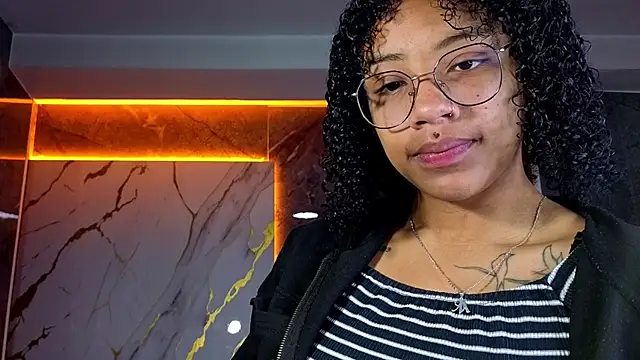 Snapshot of Violeth_b chatting on 27, 10, 2025 Violeth b online show from 27, 10, 2025