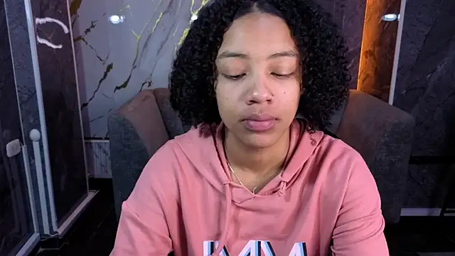 Snapshot of Violeth_b chatting on 28, 10, 2025 Violeth b online show from 28, 10, 2025