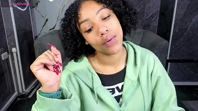 Snapshot of Violeth_b chatting on 1, 11, 2025 Violeth b online show from 1, 11, 2025