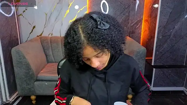 Snapshot of Violeth_b chatting on 8, 11, 2025 Violeth b online show from 8, 11, 2025