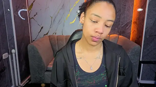 Snapshot of Violeth_b chatting on 11, 11, 2025 Violeth b online show from 11, 11, 2025