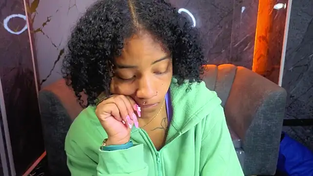 Snapshot of Violeth_b chatting on 14, 11, 2025 Violeth b online show from 14, 11, 2025