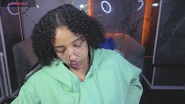 Snapshot of Violeth_b chatting on 23, 11, 2025 Violeth b online show from 23, 11, 2025